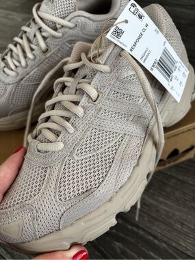 adidas Response CL W Sneakers in Light Beige